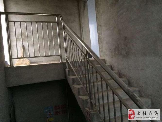 自行隔断,122平方,厕所已经做好,出租8000元/年,可做仓库,工厂和茶馆